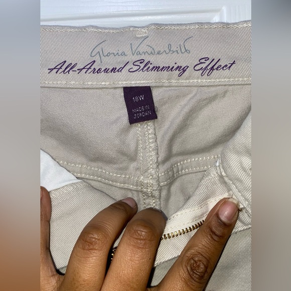 Gloria Vanderbilt Women's Amanda Capri Jeans - Picture 5 of 7